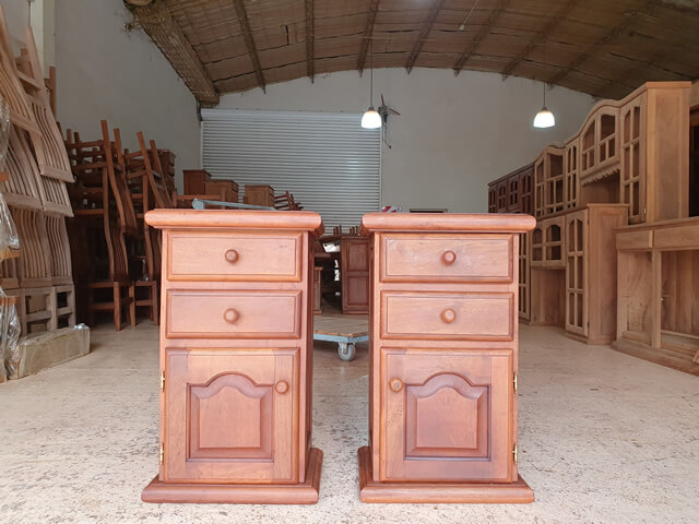 Mesa de luz de algarrobo c cajón y dos puertas Mesa de luz de algarrobo c cajón y dos puertas
