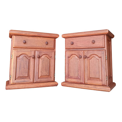 Mesa de luz de algarrobo c/ cajón y dos puertas