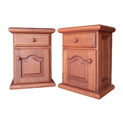Mesa de luz de algarrobo con cajón y una puerta