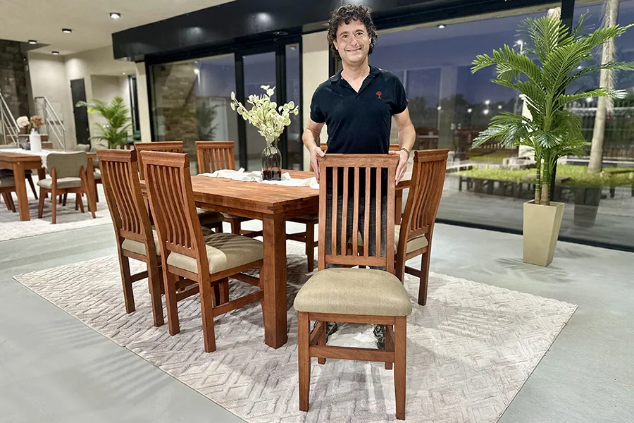 Ambiente con muebles de algarrobo