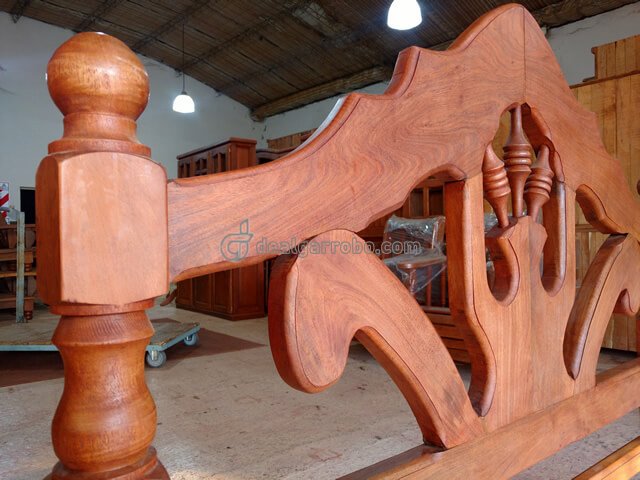 Cama de algarrobo flor de lis