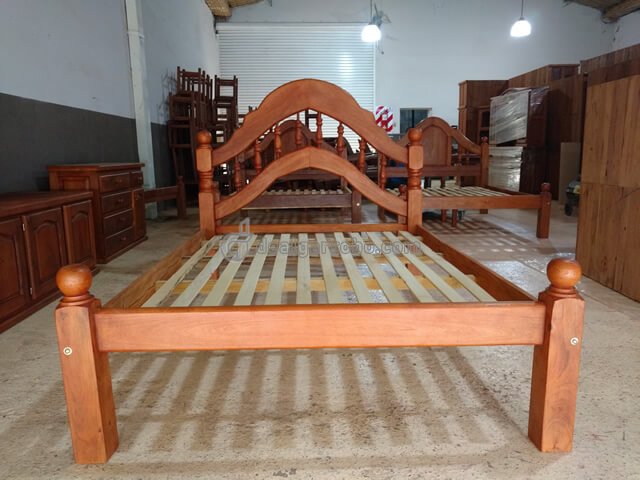 Cama de algarrobo rabe