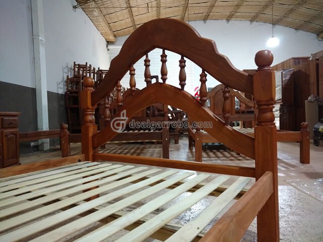 Cama de algarrobo rabe