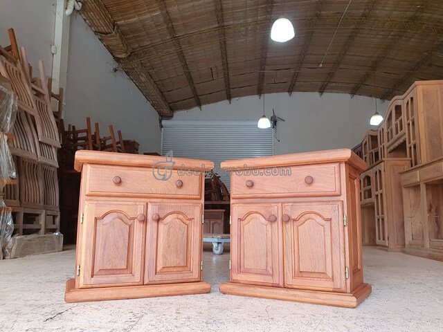 Mesa de Luz de Algarrobo con 2 Puertas y Cajn.
