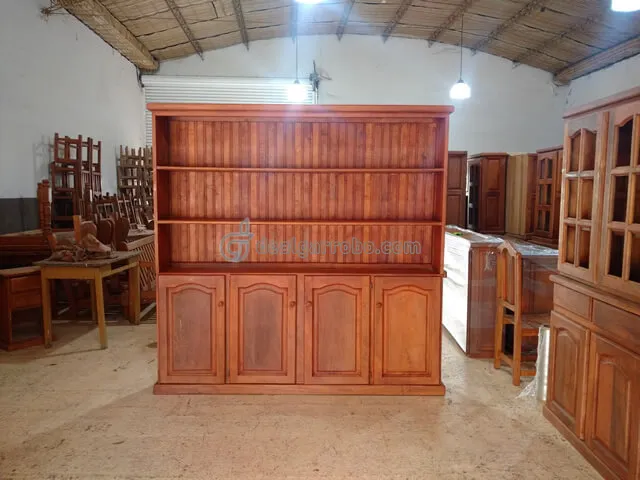 Biblioteca de algarrobo de 2,00 x 2,00 con puertas