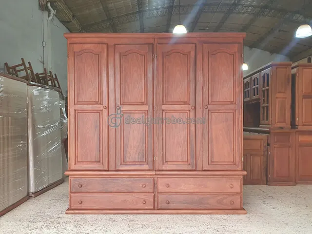 Ropero de Algarrobo de 2 x 2 Metros con 4 puertas.