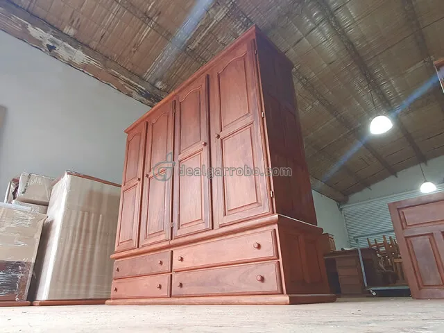 Ropero de Algarrobo de 2 x 2 Metros con 4 puertas.