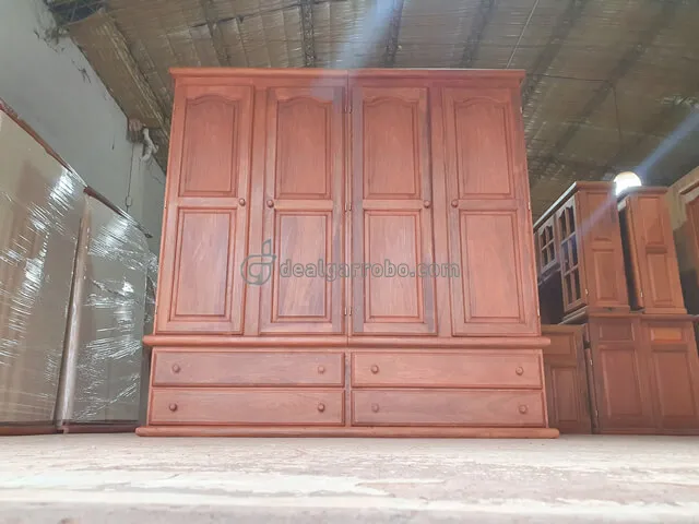 Ropero de Algarrobo de 2 x 2 Metros con 4 puertas.