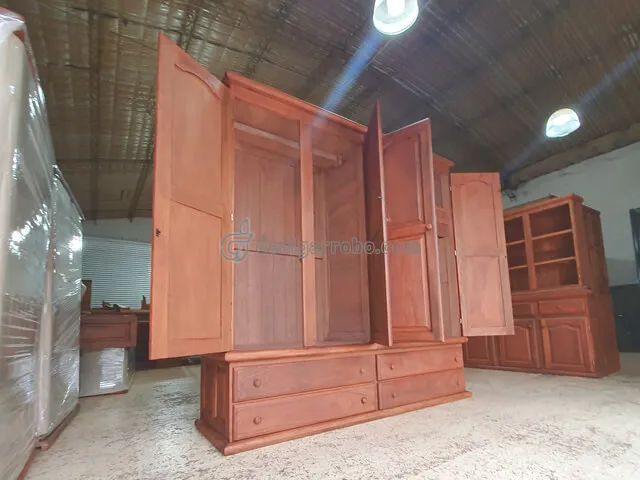 Ropero de Algarrobo de 2 x 2 Metros con 4 puertas.