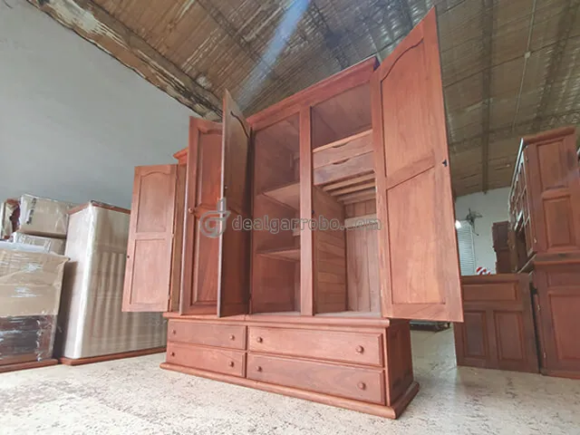 Ropero de Algarrobo de 2 x 2 Metros con 4 puertas.