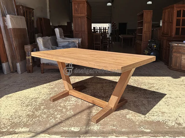Mesa de Algarrobo Moderna Laqueada Pata en V