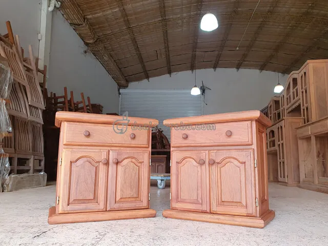 Mesa de Luz de Algarrobo con 2 Puertas y Cajn.