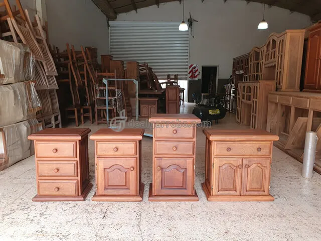 Mesa de Luz de Algarrobo con 2 Puertas y Cajn.