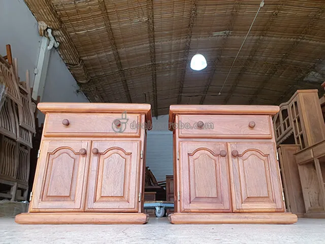 Mesa de Luz de Algarrobo con 2 Puertas y Cajn.