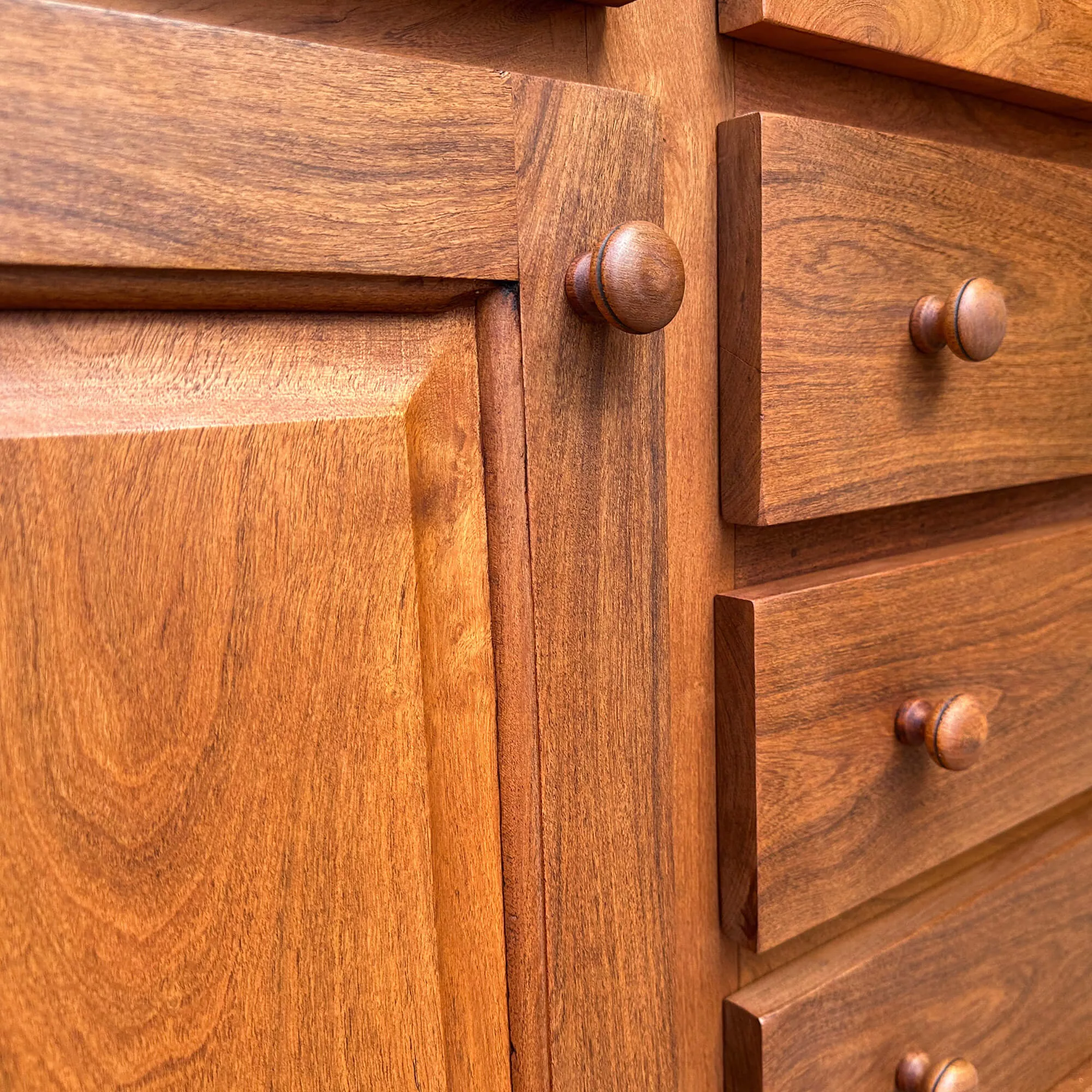 Cómoda alta de algarrobo para TV y gran guardado