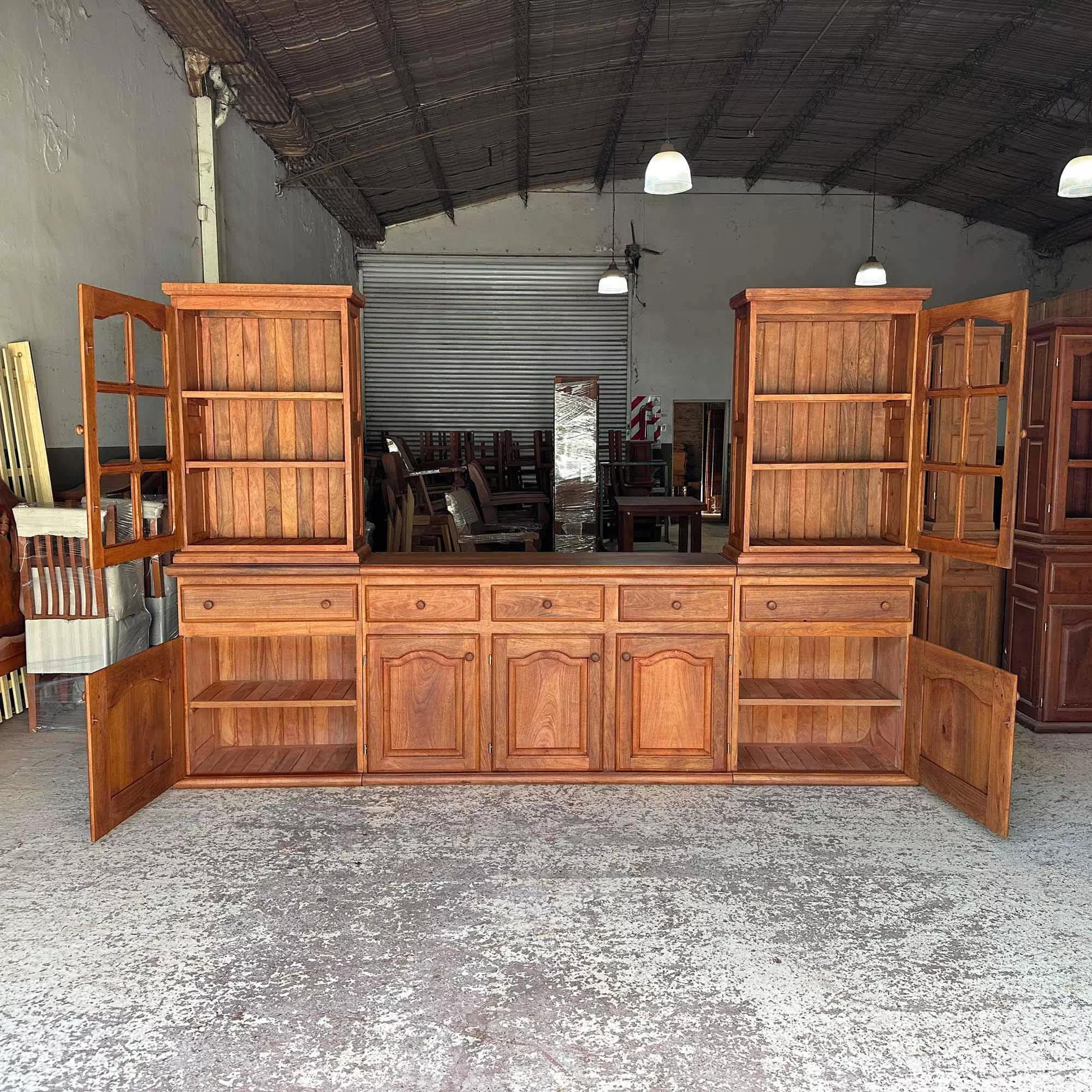 Rack para TV de algarrobo con vitrinas laterales y gran guardado